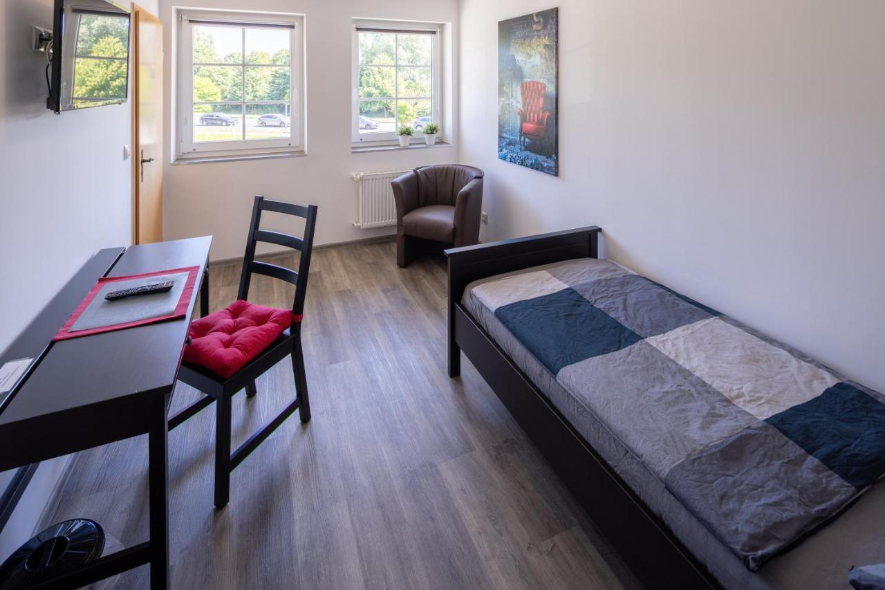 Gaestehaus Olympia Wilhelmshaven - Moderne Einzelzimmer Mit Eigenem Bad Fuer Monteure Schortens