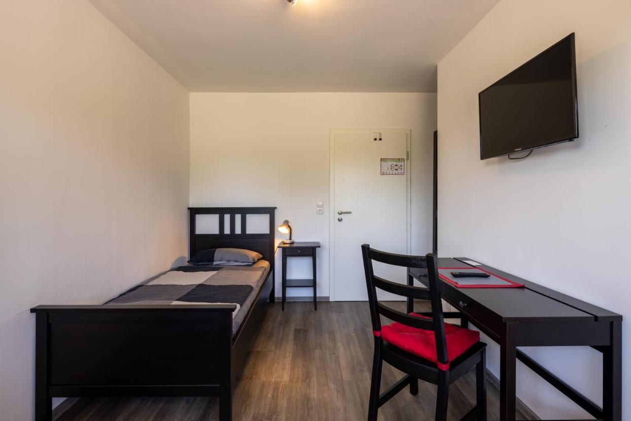 Gaestehaus Olympia Wilhelmshaven - Moderne Einzelzimmer Mit Eigenem Bad Fuer Monteure Schortens